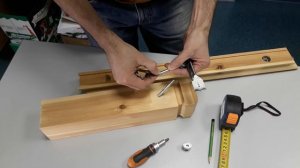 Крепление перил к нижнему столбу деревянной лестницы под углом