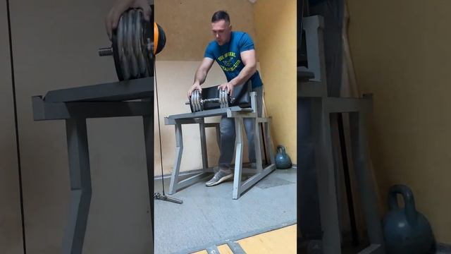 Арм-подъем на бицепс на скамье Скотта. смотреть онлайн