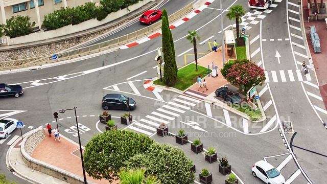 Monaco, Monte-Carlo, 04.09.2015: Juan Manuel Fangio Statue Port area, port Hercule смотреть онлайн