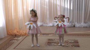 Песня "Научила на ромашке меня бабушка гадать"