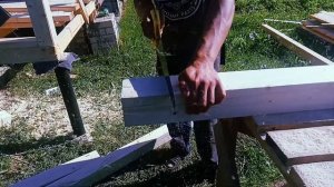 Как отпилить ножовкой ровно? В школах сейчас такому не учат.