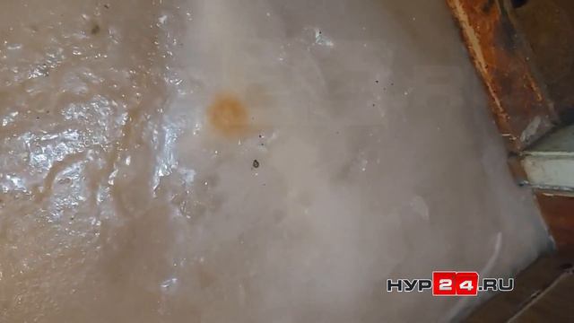 В Салехарде 82-летняя пенсионерка живет в квартире, полы которой превратились в ледяной каток смотреть онлайн