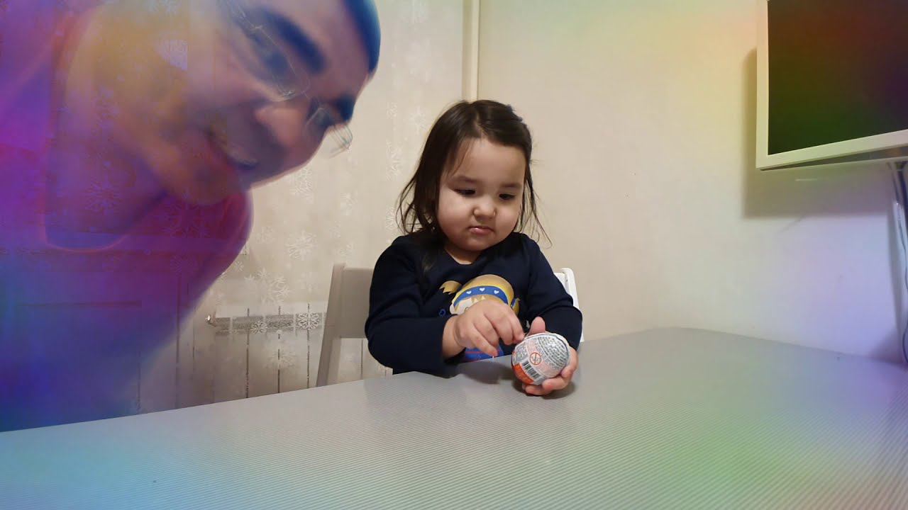 Аделина открывает киндер сюрприз #kinder #kindersurprise #adelina