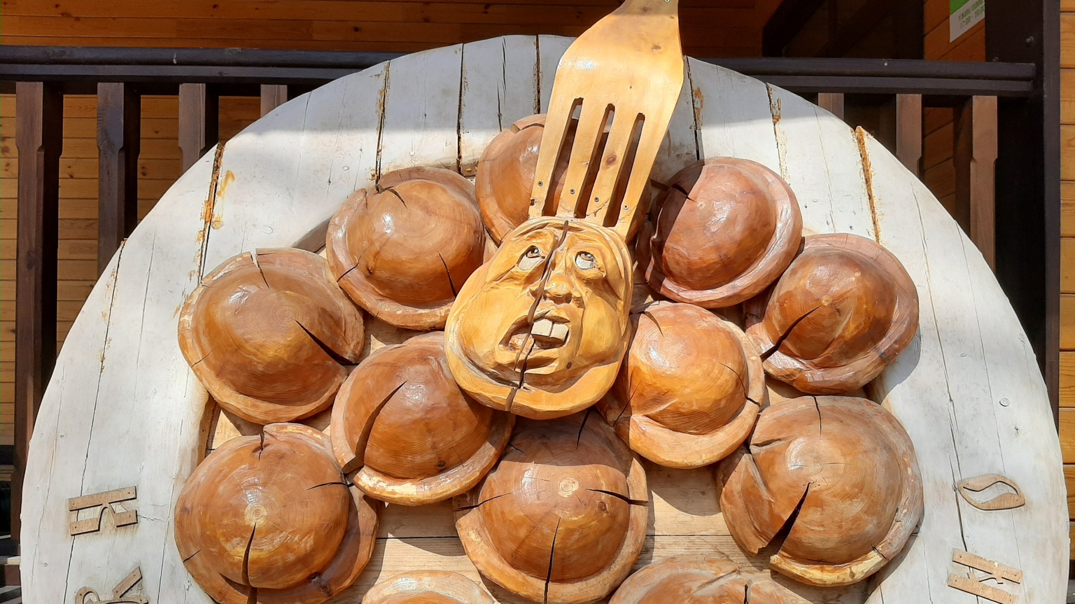 ЖИВЫЕ СКУЛЬПТУРЫ ИЗ ДЕРЕВА! Фестиваль Праздник Топора. Парк Околица. Томск. 2022 смотреть онлайн