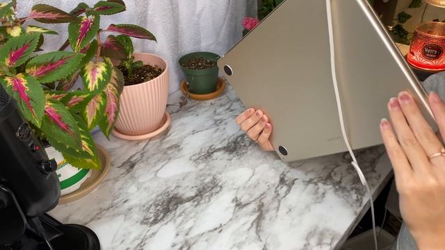 Unboxing the new 2022 MacBook Air M2 + Decorating it смотреть онлайн