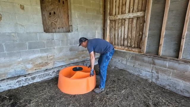 New Mineral Feeders for the Cows and Getting Ready for Pigs. смотреть онлайн