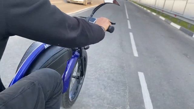 На электрическом велосипеде чоппере в движении смотреть онлайн