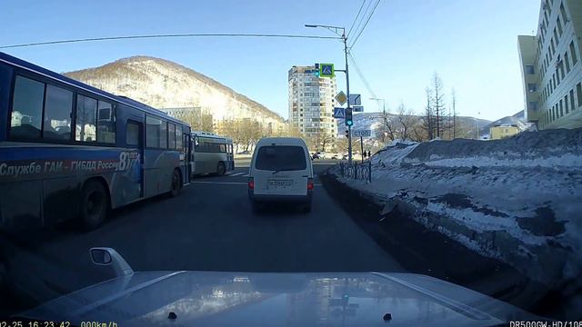 Автобус на Камчатке обгоняет по встречке! смотреть онлайн