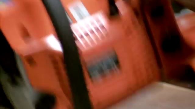 Adjusting the choke on a petrol chainsaw смотреть онлайн