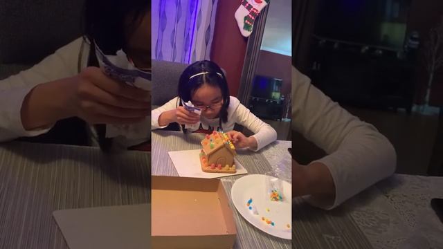 Part 2: Building her gingerbread house! смотреть онлайн