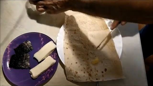 Мой рецепт вкусного горячего бутерброда из тонкого лаваша, топлёного масла, сыра и морской капусты смотреть онлайн