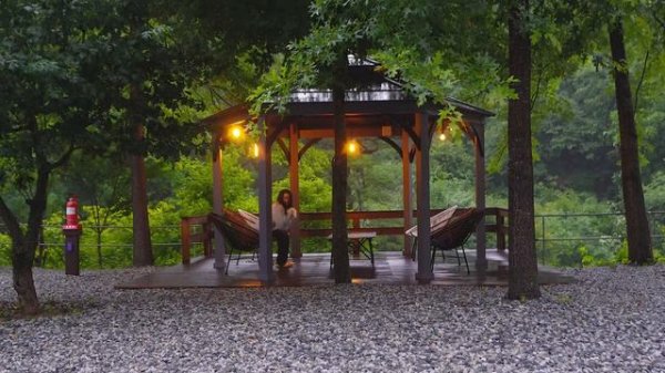 Кемпинг в одиночку в горах с проливным дождем 
피치림 Peach Rim