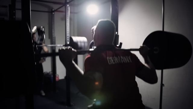 Powerlifter VS Olympic Weightlifter SQUAT DEATHMATCH #1 смотреть онлайн