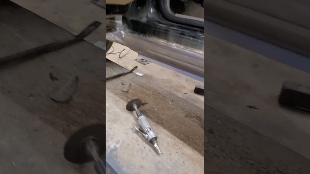 Welding rocker panels on a Ford Focus. смотреть онлайн