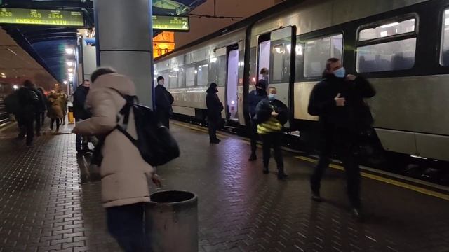 Жд транспорт. Жд вокзал. Жд дорога. Поезд интерсити Харьков - Киев. Пассажиры выходят из поезда. смотреть онлайн