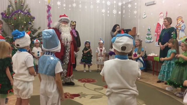 Новогодний утренник в детском саду / смотреть онлайн