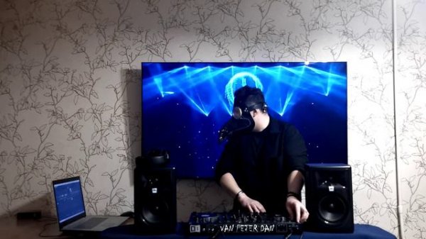 Space Motion & Stylo & Silver Panda & VAN PETER DAN LIVE Dreamers - Stranger (Progressive House)