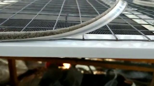 Одновременная установка решетки и сетки Антикошка. Защита фетром зазоров между ними. смотреть онлайн