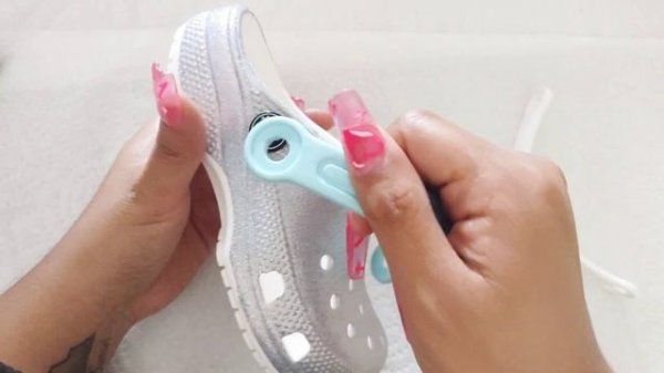 HOW TO SWITCH STRAPS ON YOUR CROCS!!! QUICK &EASY!!! #crocs