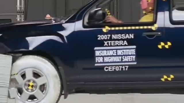 2007 Nissan Xterra moderate overlap IIHS crash test смотреть онлайн