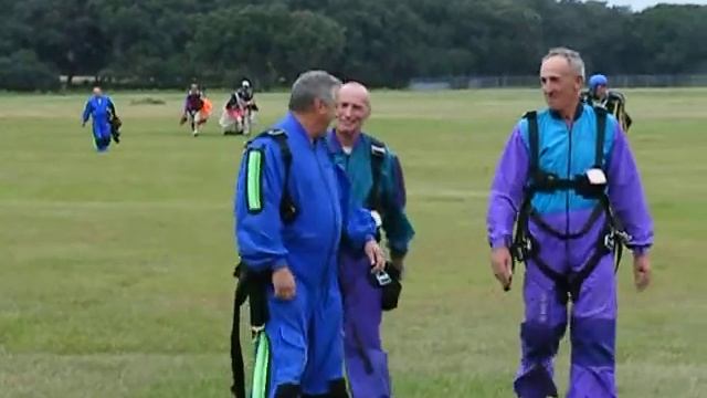 Skydive. Fat man lands ... смотреть онлайн