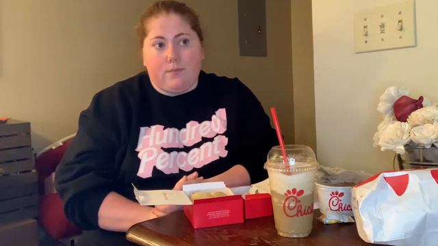 HAVE BREAKFAST WITH ME! | Chick Fil-A Muckbang смотреть онлайн