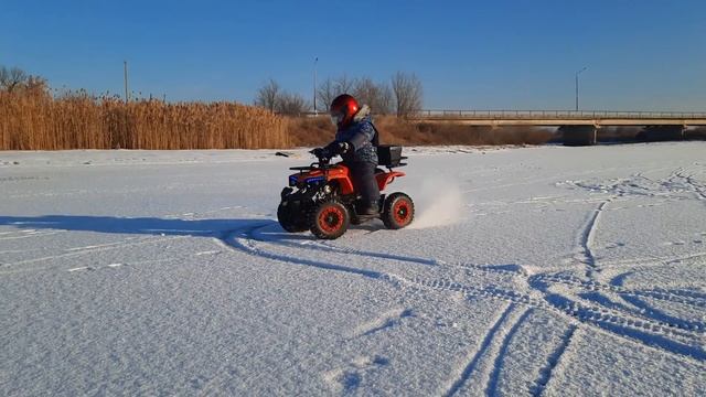 *ПОКАТУШКИ НА ЛЬДУ НА КВАДРОЦИКЛЕ!* QUAD BIKE RIDES ON ICE!* MOWGLI MINI HARDY 4T смотреть онлайн