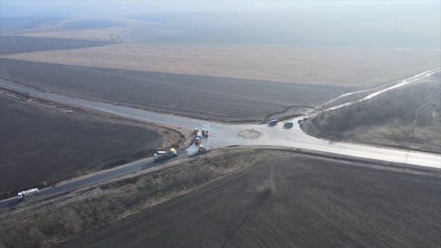 Возле села Осипенко, на повороте на Каменку (ранее Бильмак, еще ранее Куйбышево) делают кольцо смотреть онлайн
