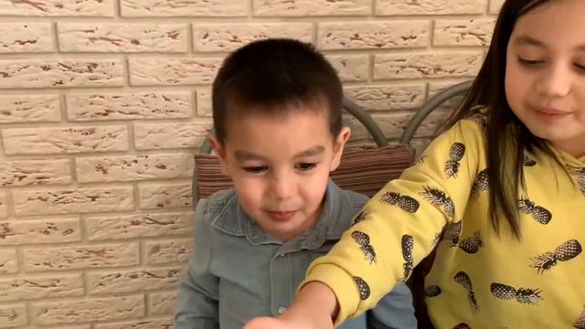 Эмир и Камиллочка. Играем дома в интересную и смешную игру 🌸 Смотреть всем. смотреть онлайн