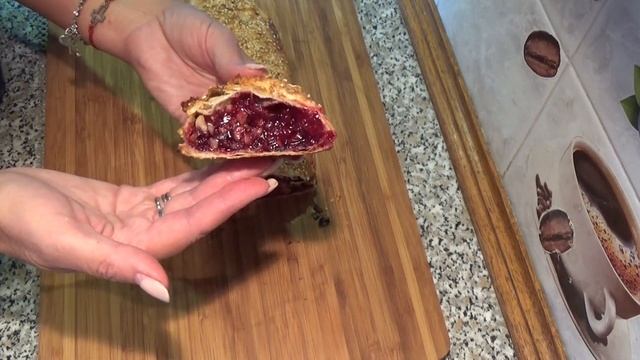 ШТРУДЕЛЬ С ВИШНЕЙ ИЗ ТОНКОГО ЛАВАША! РЕЦЕПТ НАХОДКА 15 МИНУТ И ГОТОВО | Irina Belaja смотреть онлайн