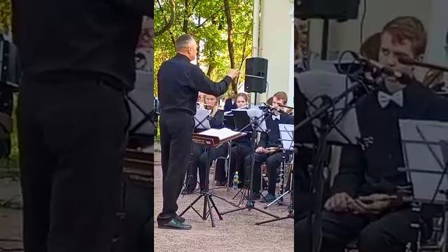 Артисты духовых и ударных инструментов Дилижанс, руководитель - дирижёр Виталий Попов, Петергоф смотреть онлайн