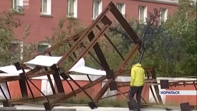На Норильск обрушился ураган: в квартирах выбило стекла смотреть онлайн