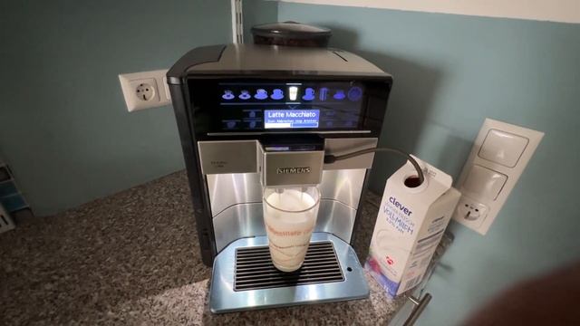 Siemens EQ6 Plus S700 / Der perfekte Latte Macchiato / Milchsystem reinigen смотреть онлайн