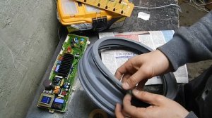 Клею порванный манжет от стиральной машинки.