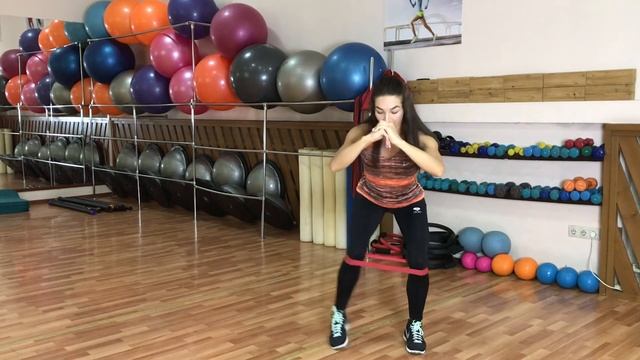Шаг в сторону в приседе с фитнес-резинкой смотреть онлайн