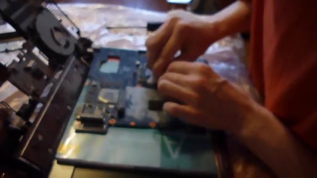 Разборка и замена термопасты ноутбука SAMSUNG 355V смотреть онлайн