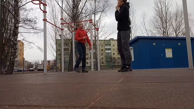 Виды людей на спортивной площадке. смотреть онлайн