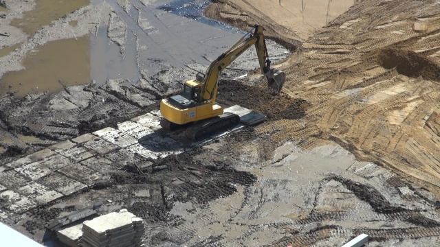 Укладка дорожных плит экскаватором. Саханов Владислав смотреть онлайн