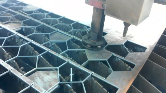 Станок плазменной резки металла Старт-2А, вырезание деталей из листа железа толщиной 4мм, 23.08.201 смотреть онлайн