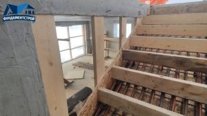 Заливка бетонной лестницы. Как загнать крузака под лестницу?