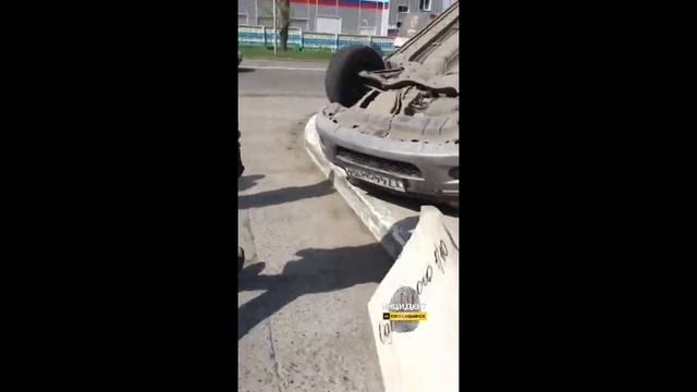 Новосибирск. Перевернулось авто. смотреть онлайн