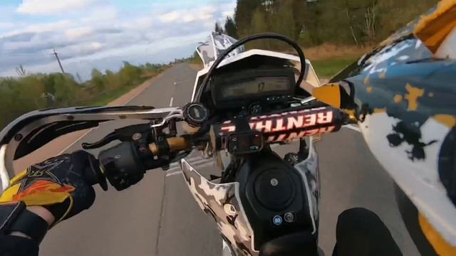 ПСИХ НА МОТОЦИКЛЕ ДЕЛАЕТ ОПАСНЫЕ ТРЮКИ НА ДОРОГАХ #klx250 #kawasakiklx250 смотреть онлайн