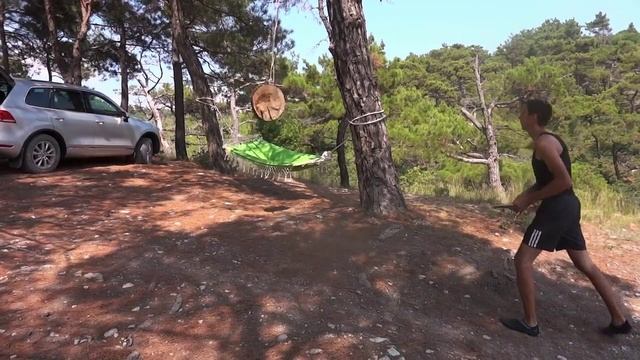 Безоборотное метание ножа из гамака в движущуюся цель. Наиль Ахмаду. смотреть онлайн