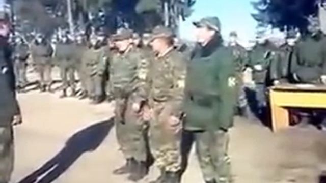 Солдат отжарил прикол на построении ))) смотреть онлайн