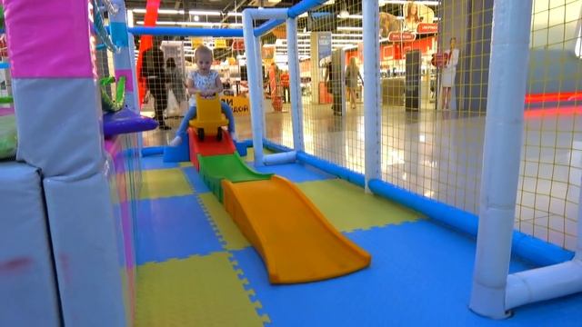 Nastya at Indoor Playground смотреть онлайн