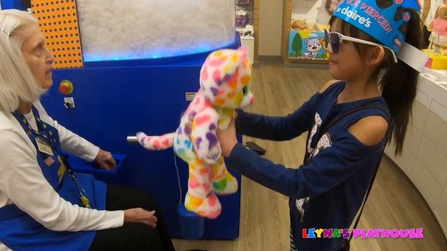 LEYNA and BUDDY build their first BEAR - Build-A-Bear Workshop смотреть онлайн