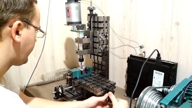 Самодельный фрезерный станок ч.3 - электропривод и первая стружка смотреть онлайн