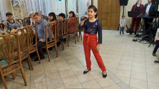 Внучка поет блюз бабушке на День Рождение смотреть онлайн