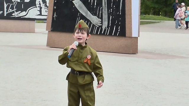 Автор Георгий Рублев, стихотворение "Это было в мае на рассвете", читает Тимофей Репников смотреть онлайн