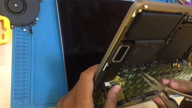 09032021 MacBook Pro A1706 2016 Keyboard and Battery Replacement смотреть онлайн